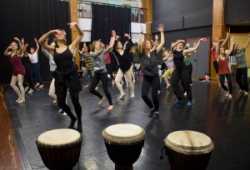 CLASES DE BAILE Y PERCUSIÓN AFRICANA