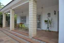 ocasion chalet con piscina y parking y amueblada.