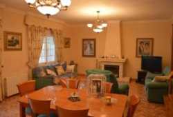 ocasion chalet con piscina y parking y amueblada.