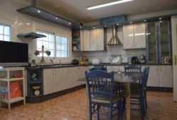 ocasion chalet con piscina y parking y amueblada.