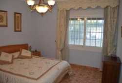 ocasion chalet con piscina y parking y amueblada.