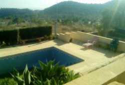 ocasion chalet con piscina y parking y bonito