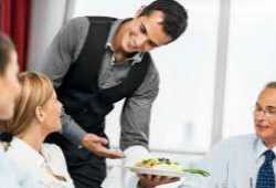 Se buscan camareros, cocineros